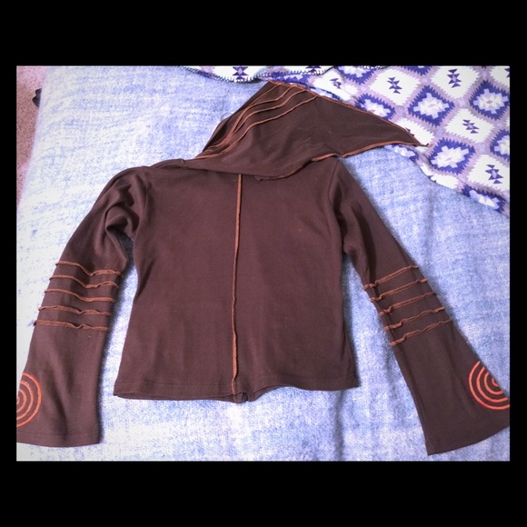 Long pointed hoodie with spiral embroidery trim. - Picture 2 of 8